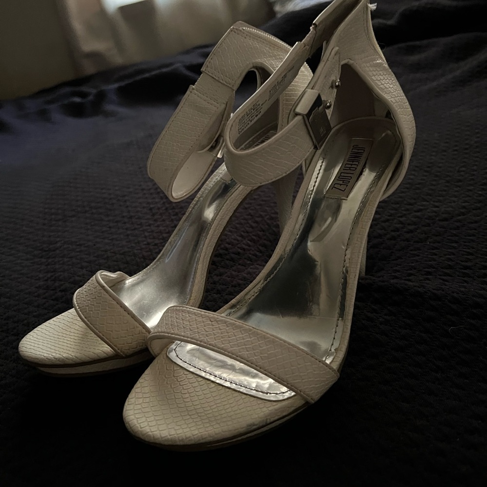They are new they are beautiful, they are not high and they are very comfortable